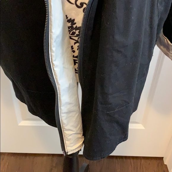 Woman’s fully lined hooded jacket in black/tan. - Picture 3 of 8